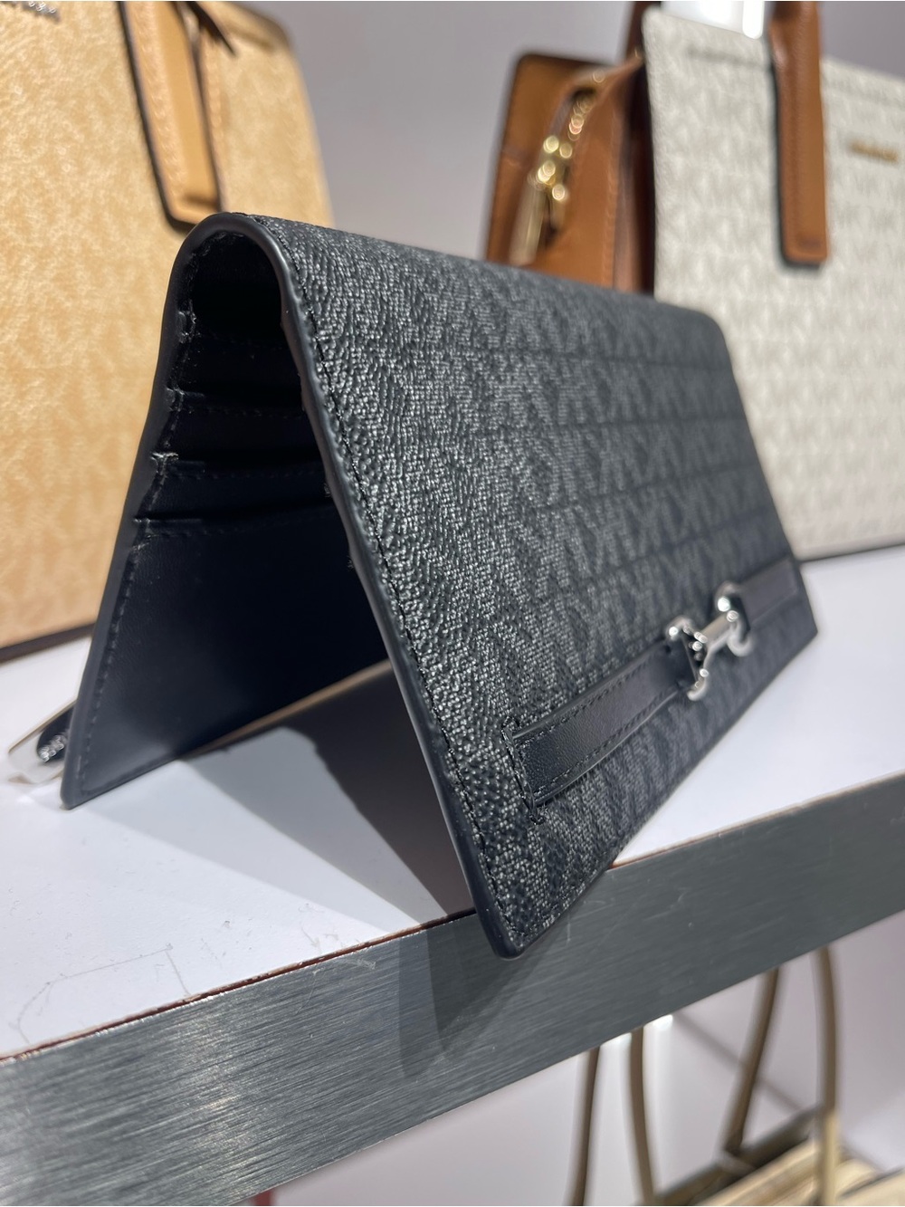 Michael Kors Carson Large Signature Logo Bifold Snap Wallet
Black
NWT - Picture 6 of 16